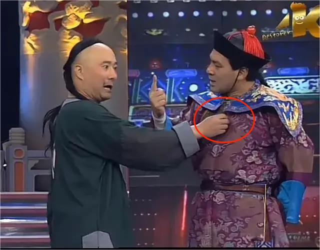 1998年春晚，陈佩斯和朱时茂表演小品《王爷与邮差》，结果出了演出事故。本来彩排