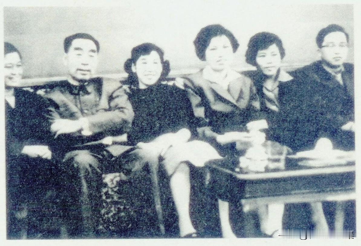 1961年10月15日，周恩来率中共代表团赴莫斯科出席苏共22大；19日在大会上