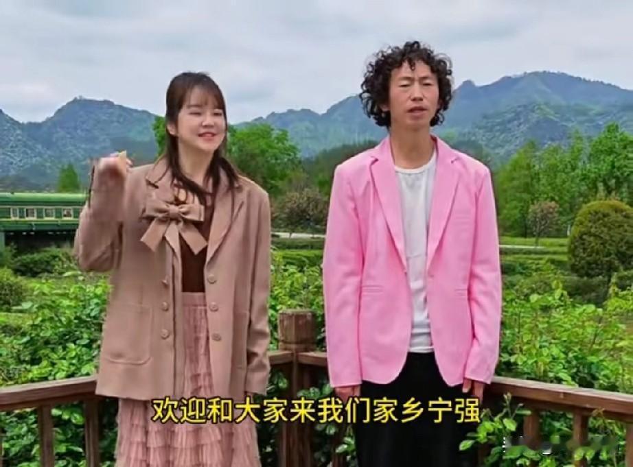 国际巨星庞麦郎最近跟前助理“可达鸭”一起给老家宁强县拍宣传视频。视频里他还是那副