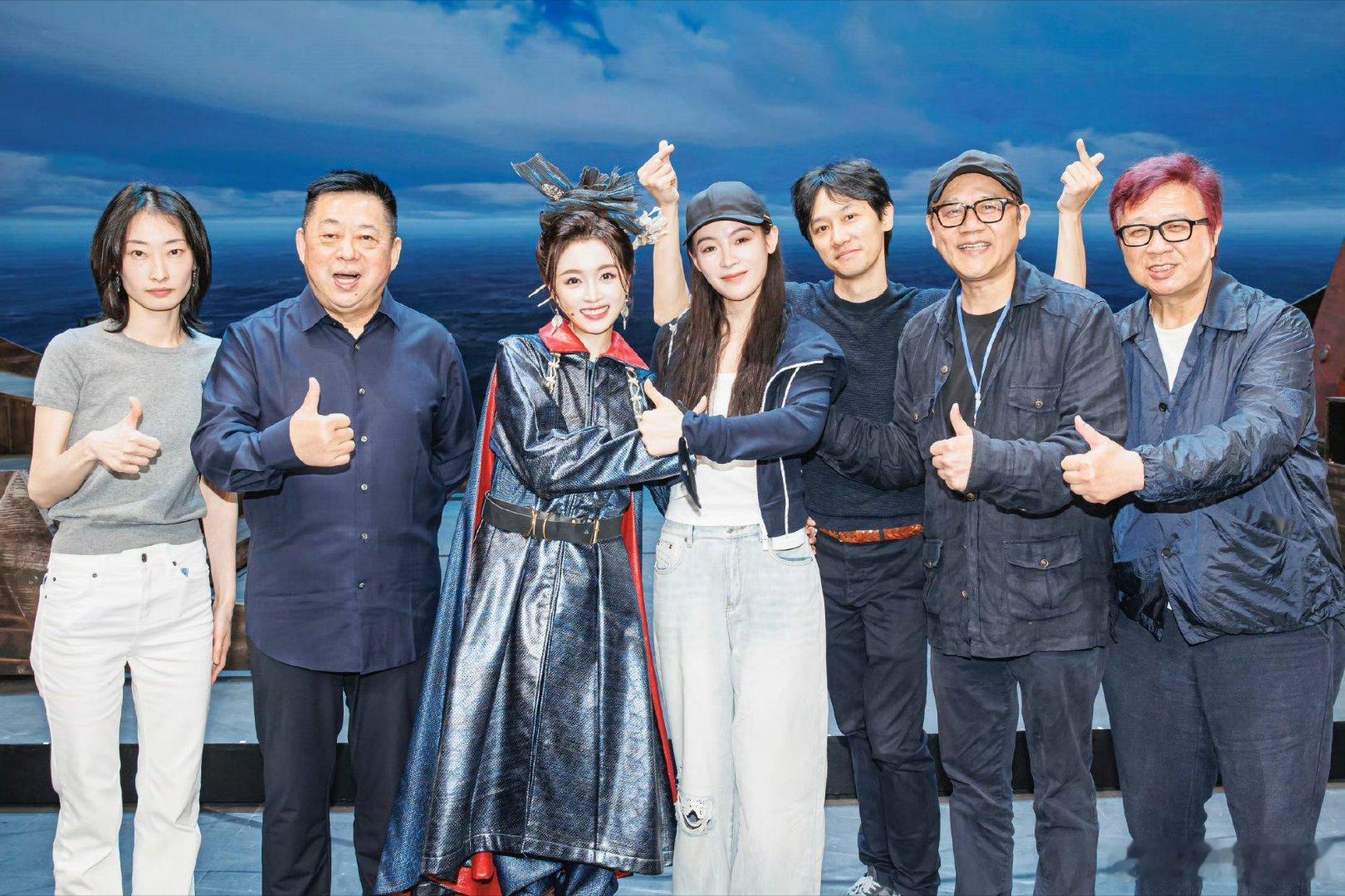 吴宣仪发文力挺陈丽君别人探班送花篮，吴宣仪陈丽君探班送“角色魂穿”，这波联动比剧