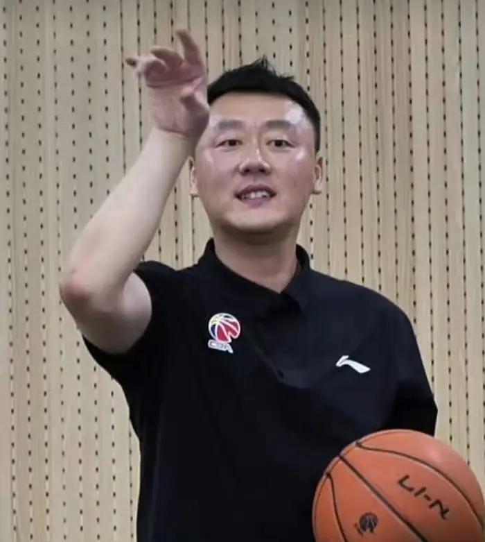 知名解说员爆料广东宏远之所以特别执着于要江苏队的榜眼签，想要192身高的高后卫曹