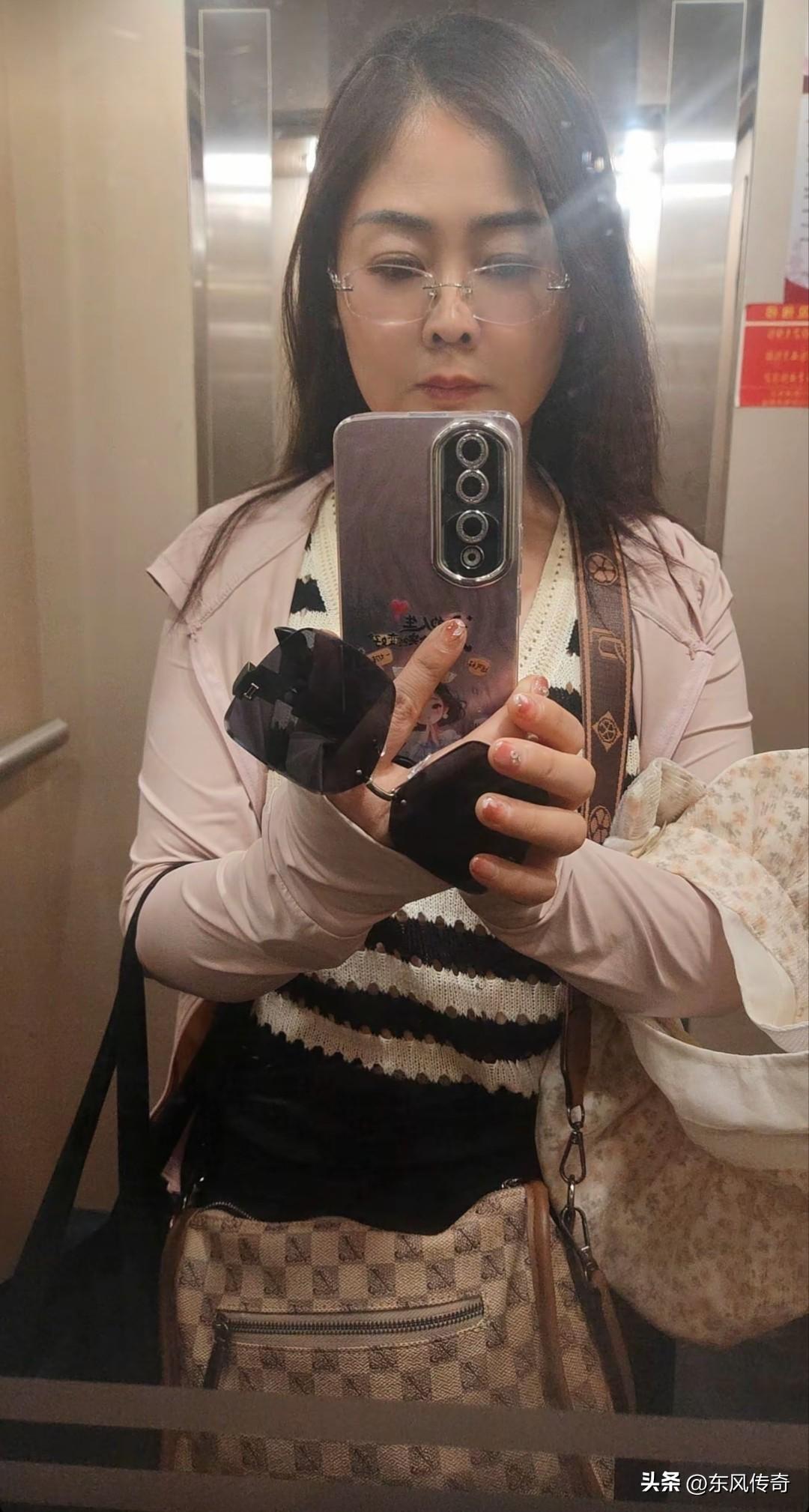 纯素颜的我果然基本上没有人点赞，妥妥的一副中年老女人。