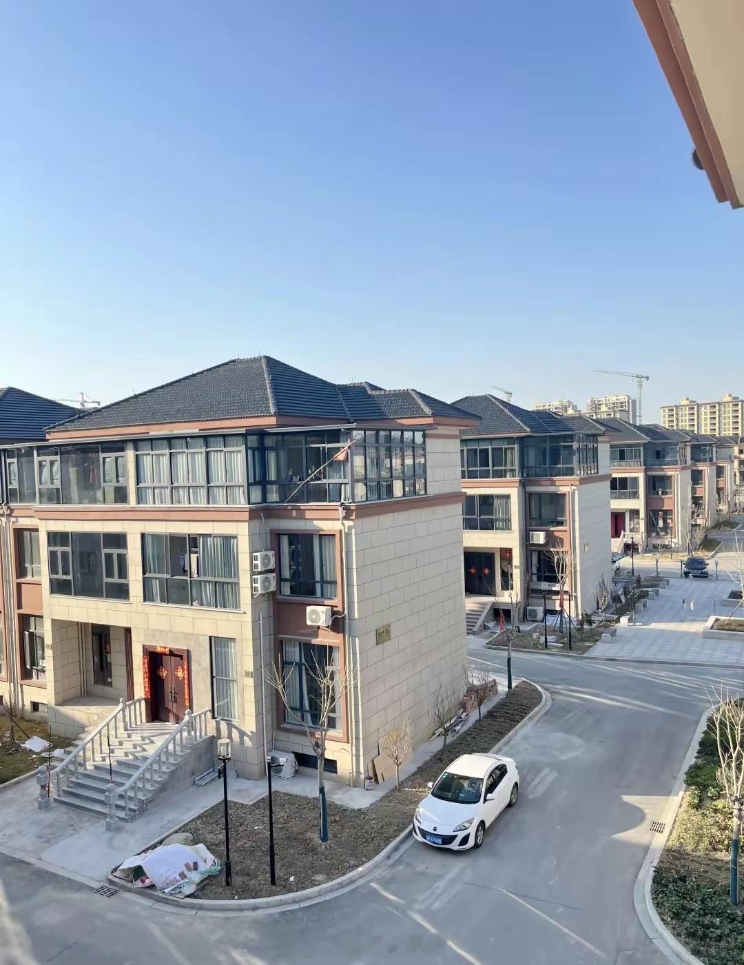 我觉得与其让汽车下乡，倒不如让农民自由建房，买车才几个钱，建房装修才是大生意，随