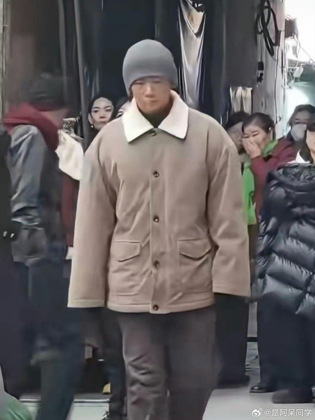 白敬亭这剧抛脸也太会用了吧！演完帅哥就奖励自己一部黑土剧，任江川土得我都不敢认，