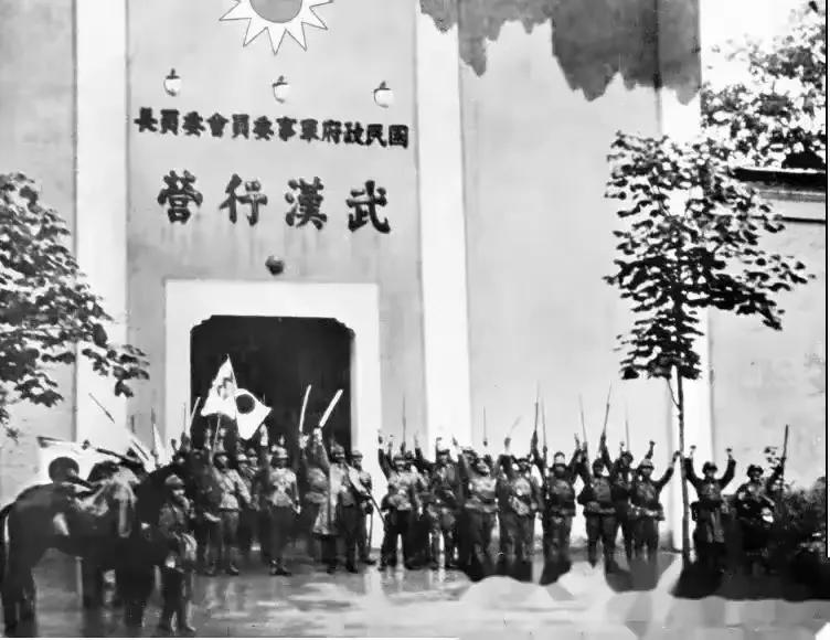 1938年10月，日军攻占武汉，国人落泪，鬼子却举枪欢呼，谁该为在负责？

为了