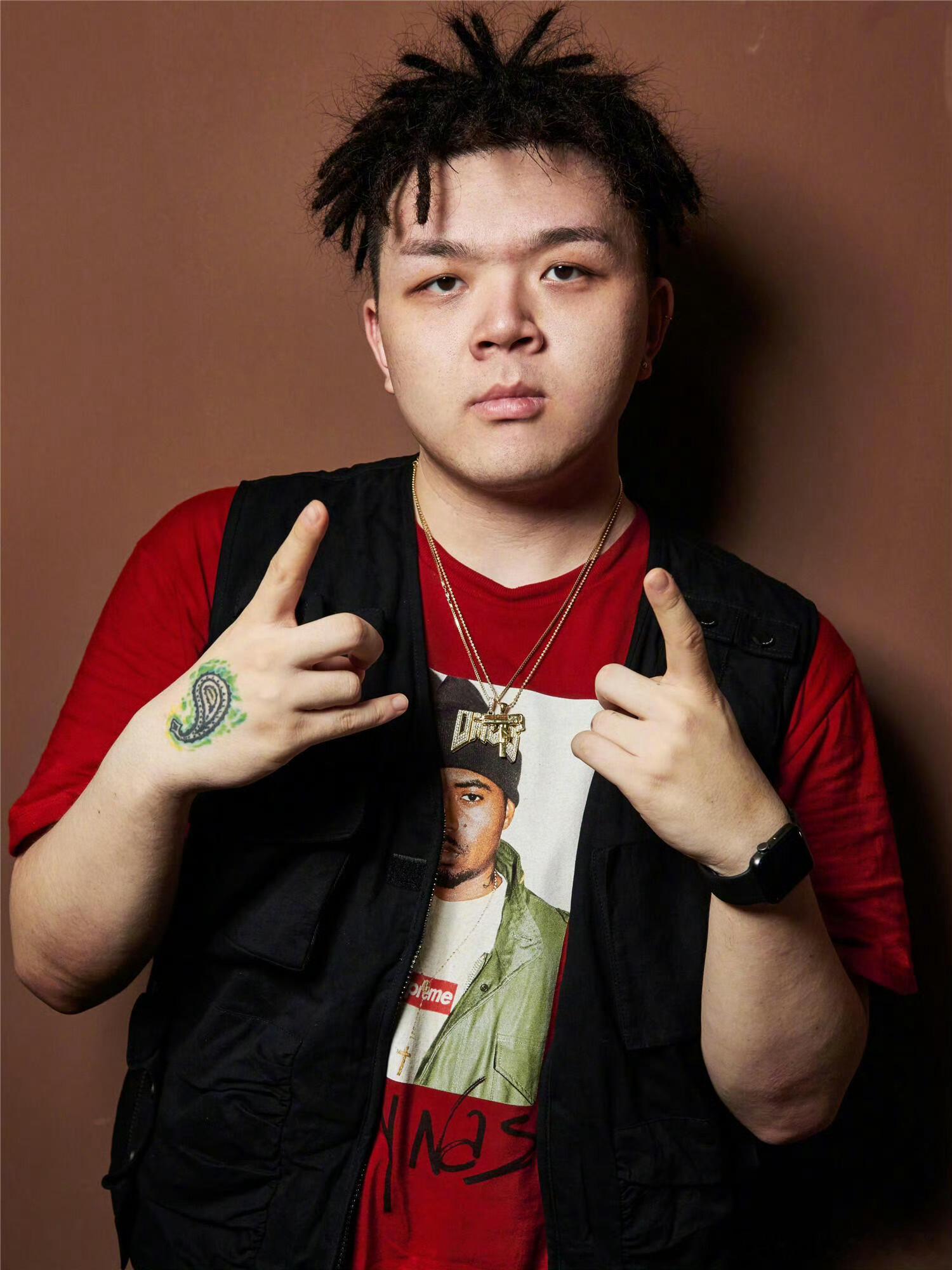 艾福杰尼小奇你俩有点暧昧了救命！这哪是脱口秀现场，分明是恋综名场面吧🥹 艾福杰