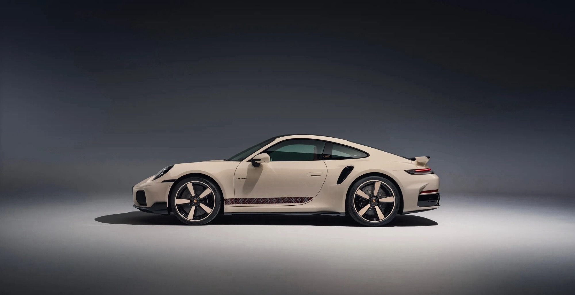 保时捷为庆祝进入科威特70周年，推出限量20台的911 Turbo S Sadu