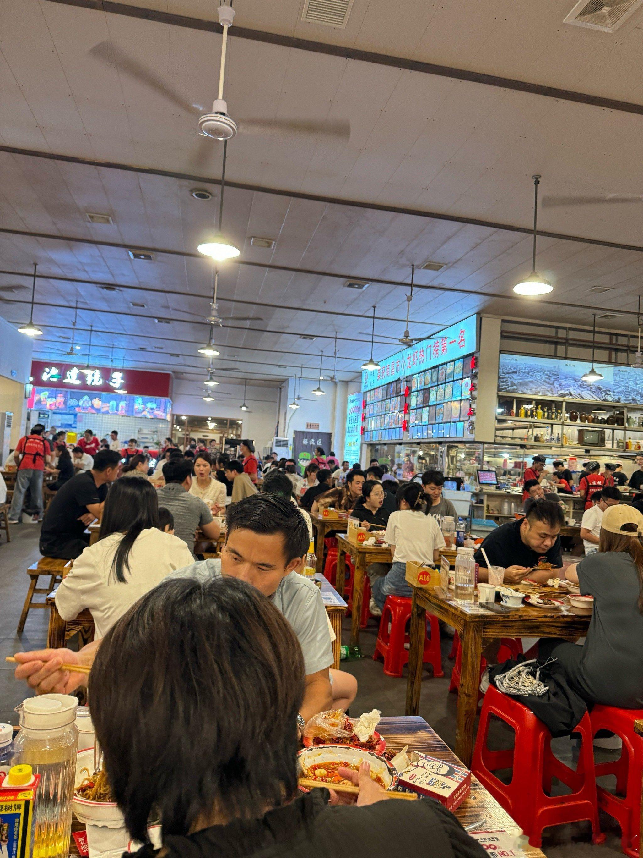 五一假期各地餐厅进入人从众模式五一假期出门旅游，到处都是人人人，就连餐厅都直接进