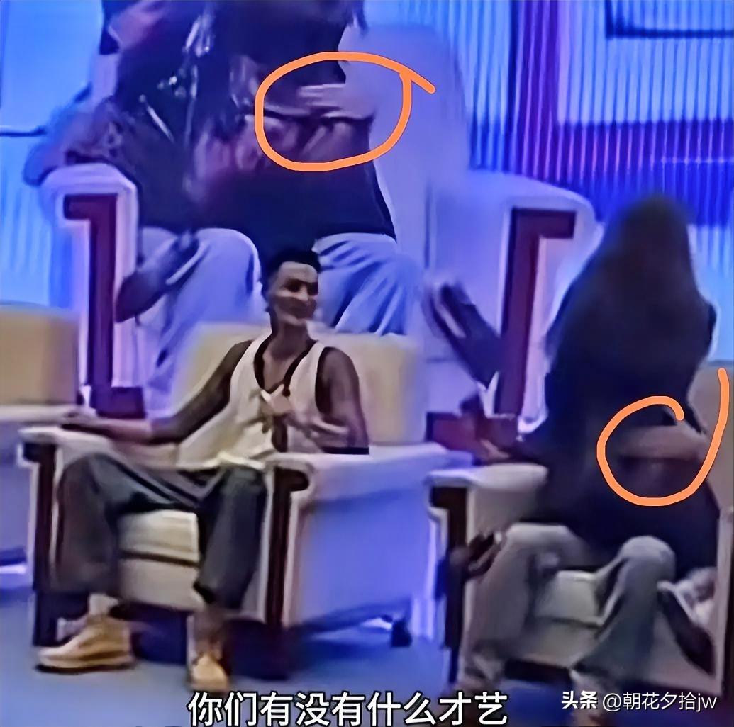 纹身展居然有这种才艺？

纹身展评比现场，一男评委问：
你们有什么才艺展示？
