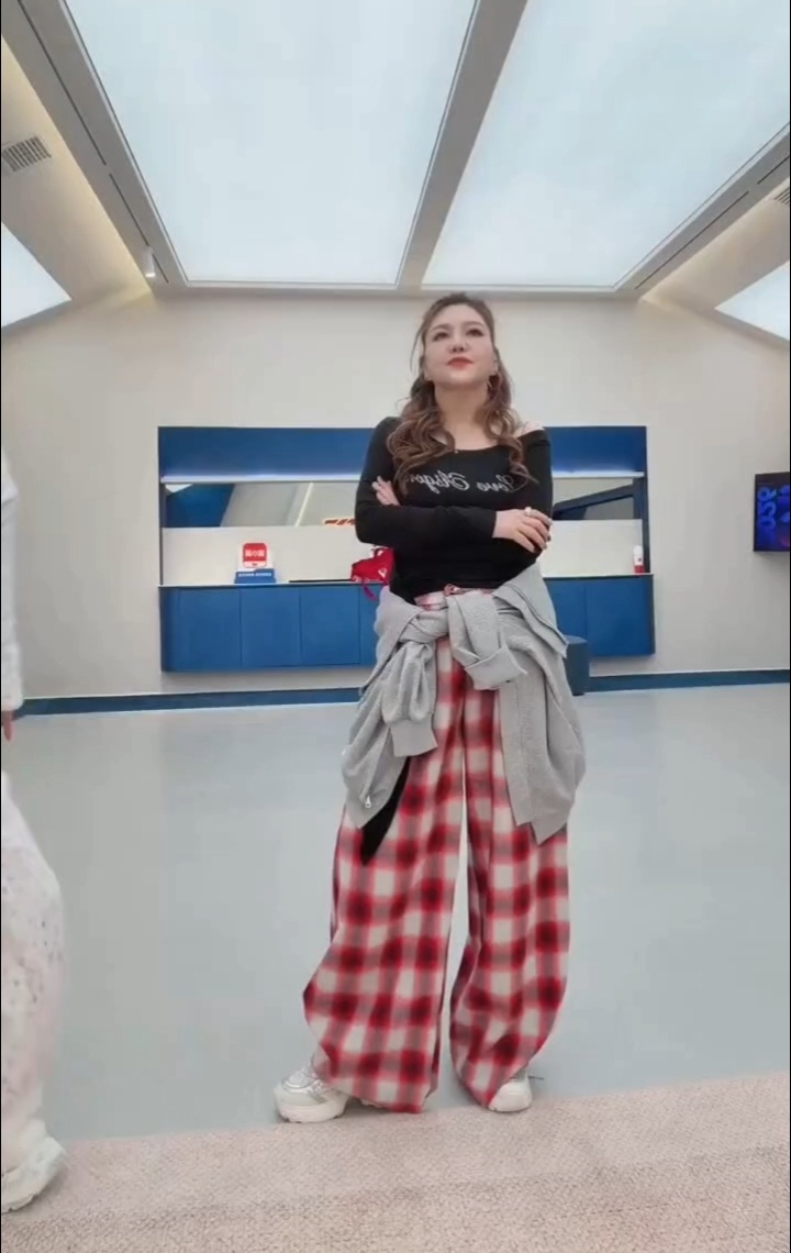 代斯挑战小品演员，舞台爆改眼前一亮！乘风之旅充满惊喜，实力圈粉了。代斯在乘风爆改
