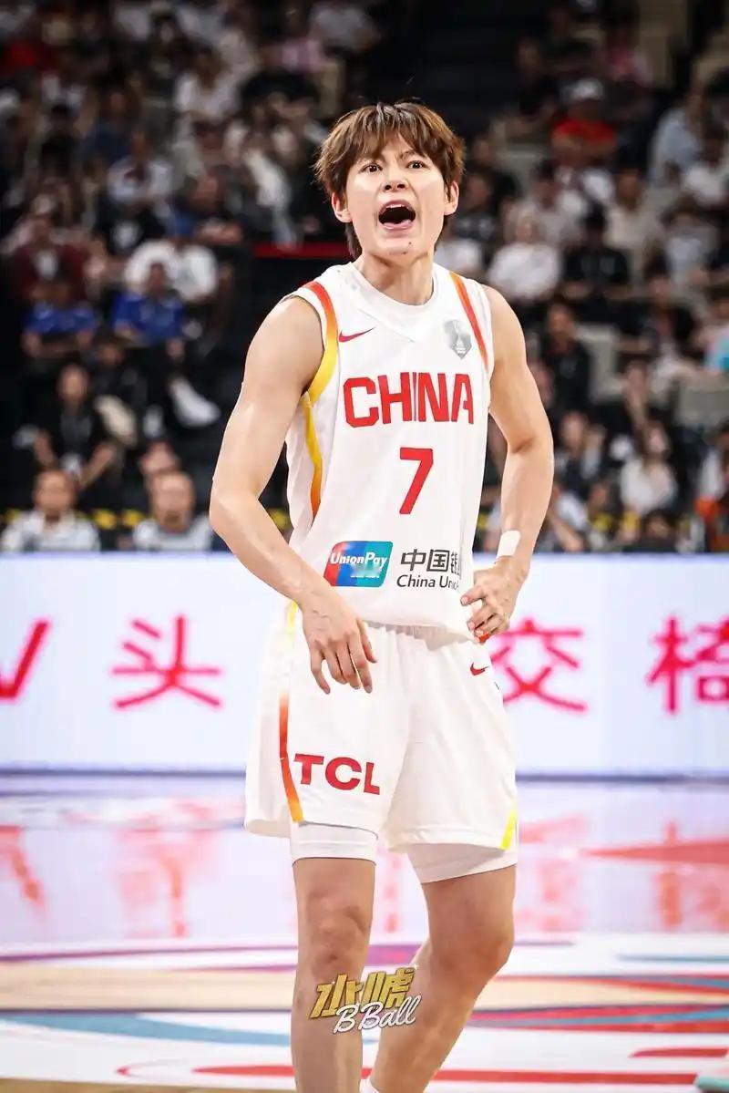 这两名球员已经基本无缘国家队了。
一名是李梦，一名是杨力伟。当时以脱队训练 花里