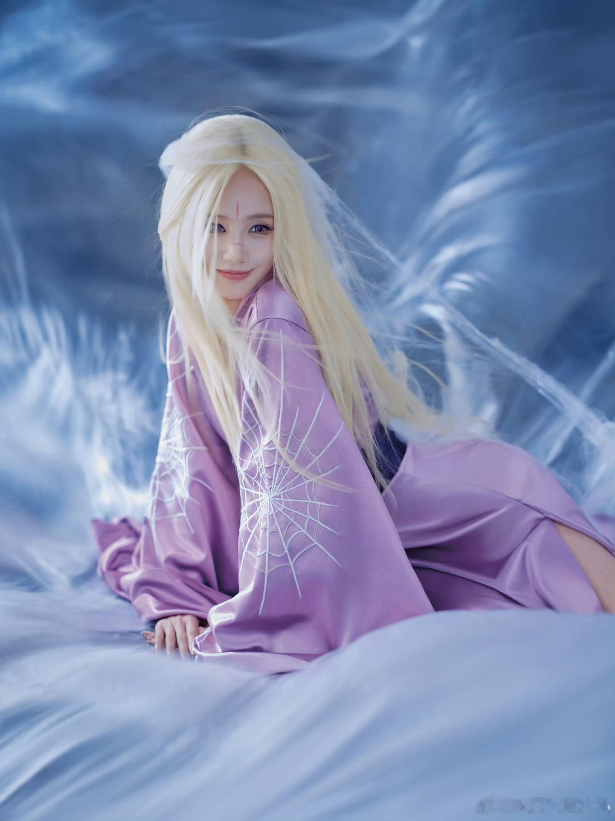 李一桐拍了金发清瞳大片，还原动漫里的角色，有点像白发魔女 ​​​