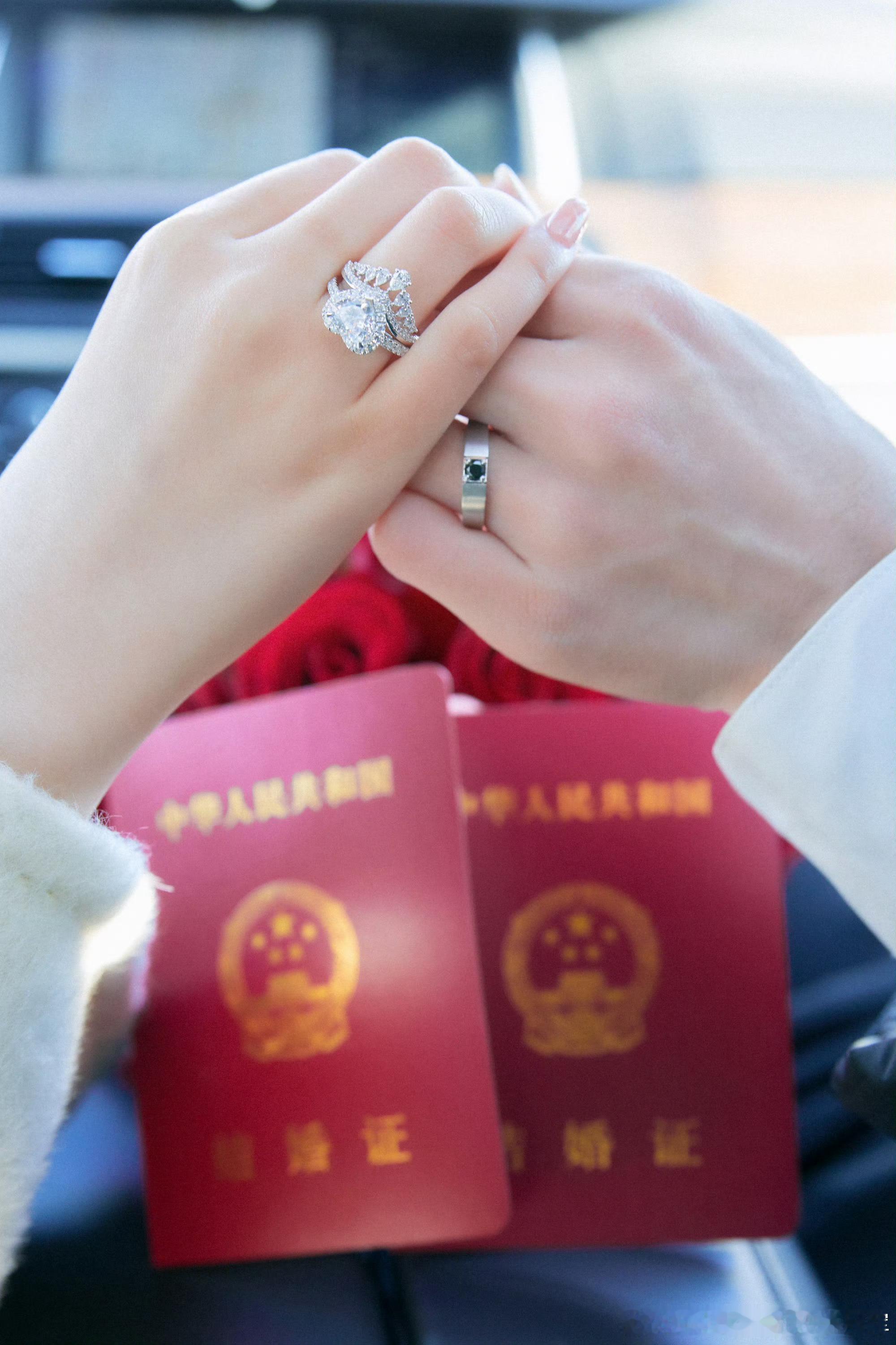 王昶钱天一结婚别人还在画饼许愿 他俩直接把嫁给你的生日愿望兑成结婚证 2.7谐音