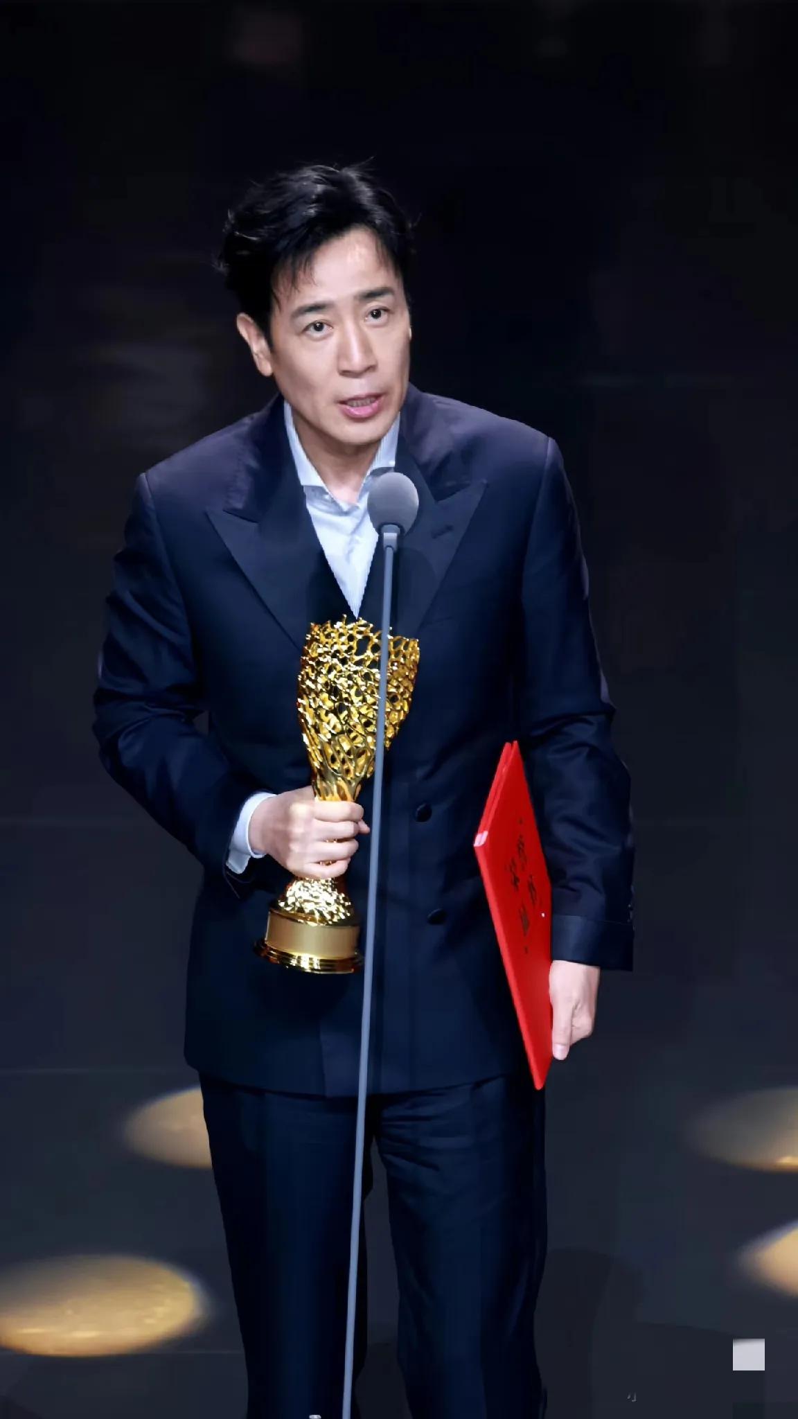 大家有没有感觉
于和伟有些不对劲
他都53岁了，竟然没有中年大叔该有的状况，比如