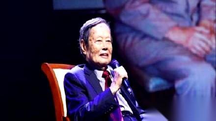 中午，天文系成立仪式刚结束，我从会场出来，脑子里还嗡嗡响着，手机就震了。
杨先生