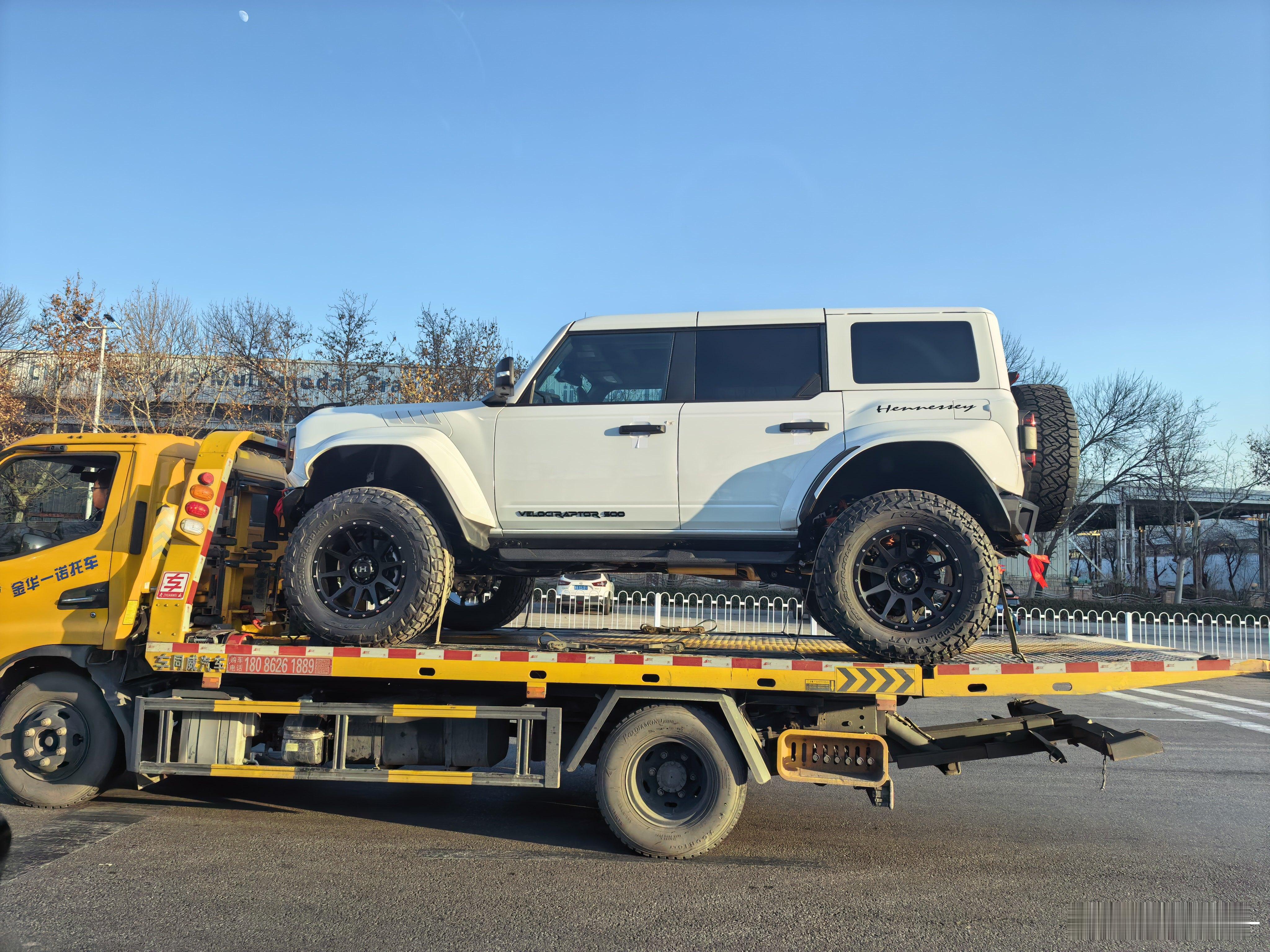 不要在车里放小玩偶了中控台上什么都不要放，忽然又想起来好多牧马人，烈马车主，中控