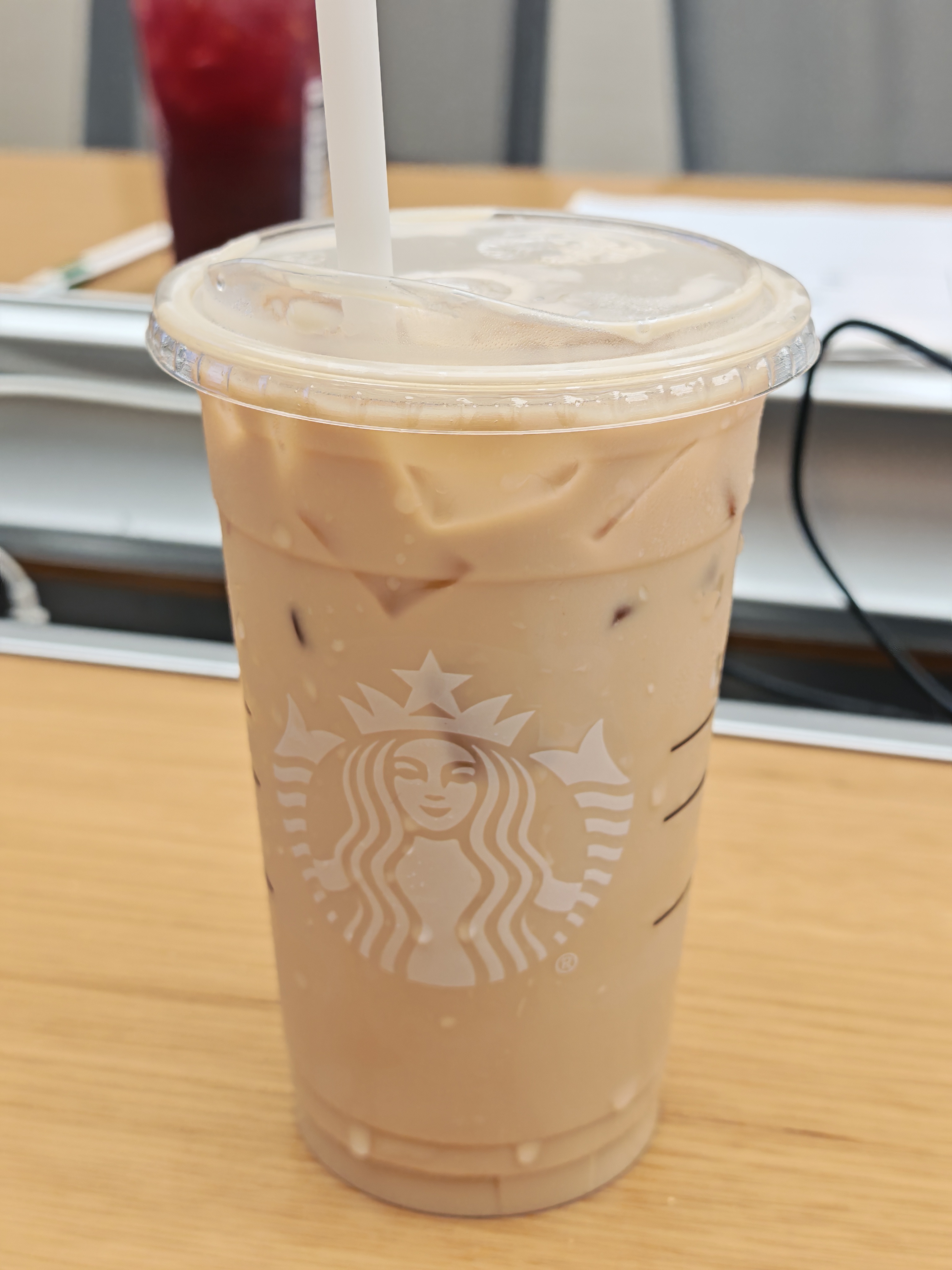 杨幂送奶茶今天感觉各路明星都在送秋天的第一杯奶茶，大幂幂在送，李现也在送。所以大