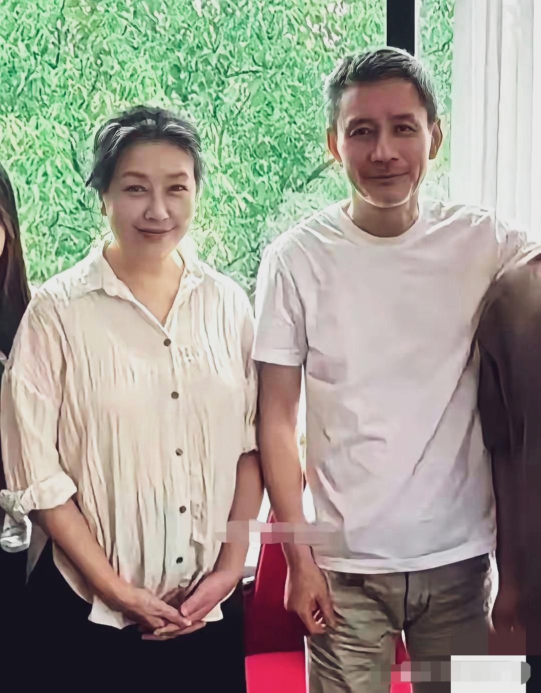 原来他俩是夫妻啊！
江珊田小洁夫妇低调内敛，大明星与普通百姓一样朴素。江珊