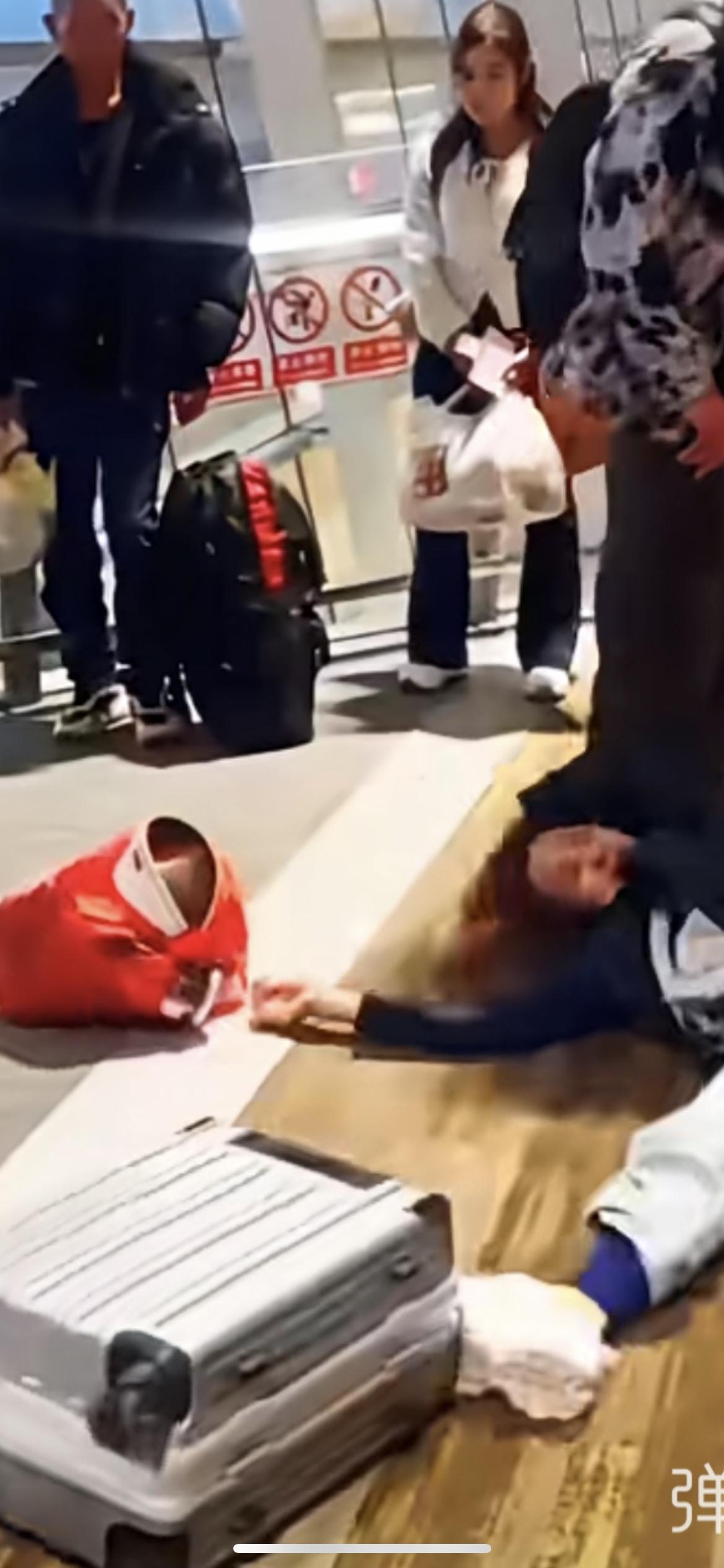 4月10日昆明长水机场，网友发文称一家五口因没有行李额，硬闯检票口和工作人员发生