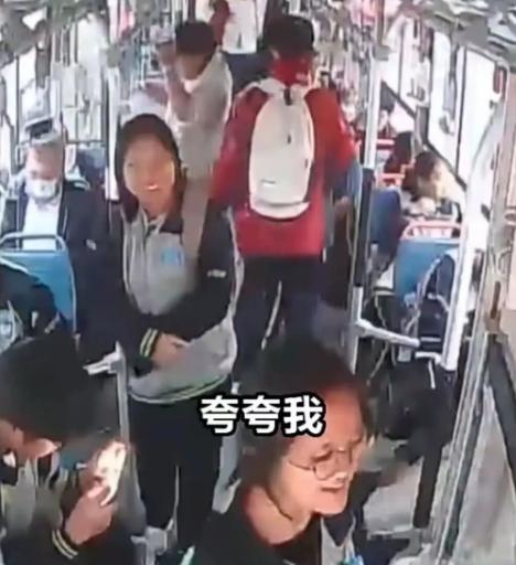 5 月 6 日报道，青岛公交上，考出年级第一的女孩，主动找到相熟的司机叔叔分享喜