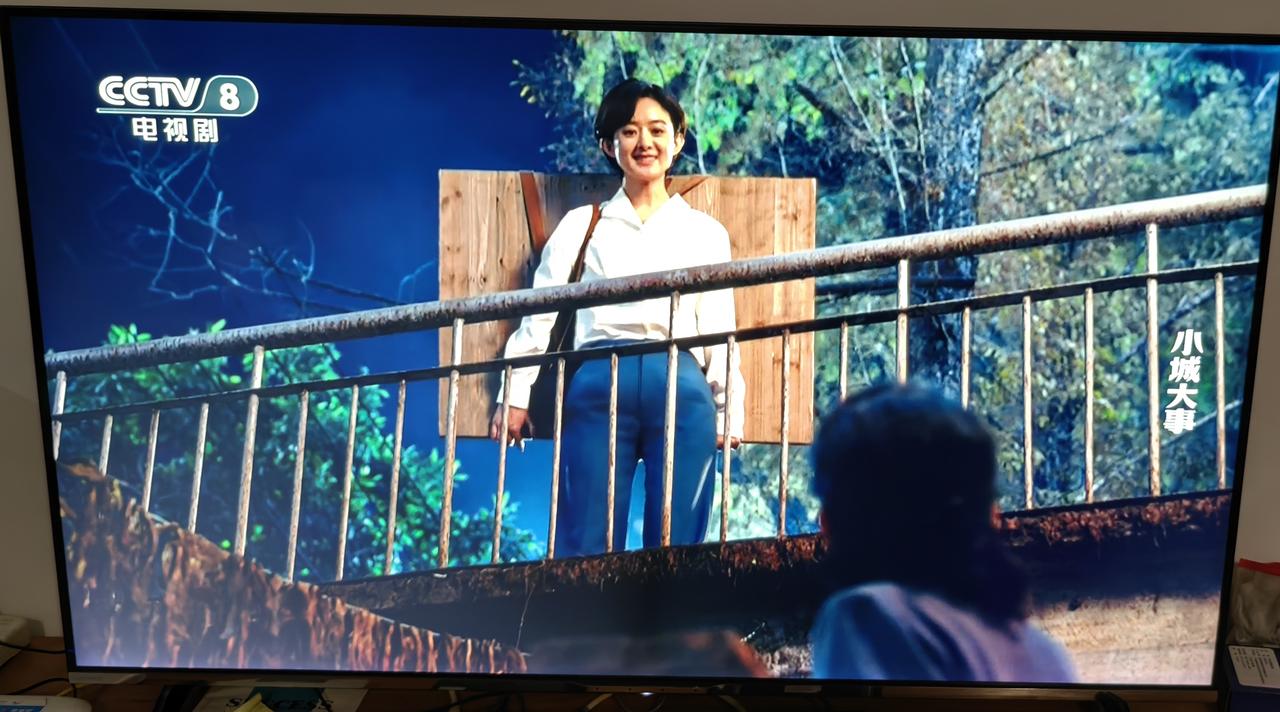 [吃瓜群众]央8️⃣新年大剧《小城大事》开播，想到某些情节可能会有点“尬”，但没