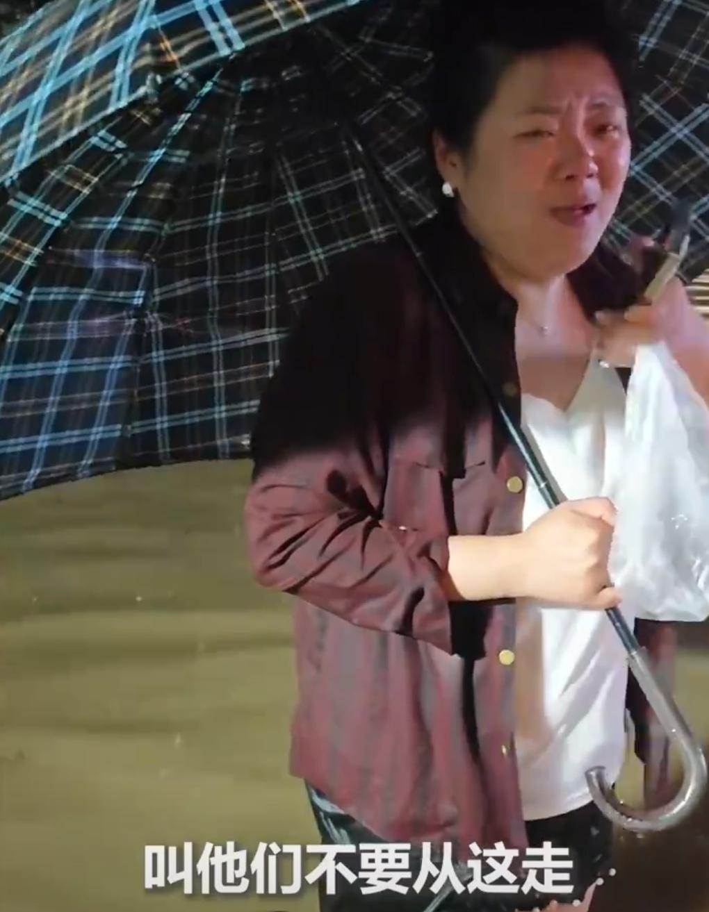 谁能想到，一场暴雨过后，一位落水脱险的女子，竟甘愿站在冰冷积水里守了整整两个小时