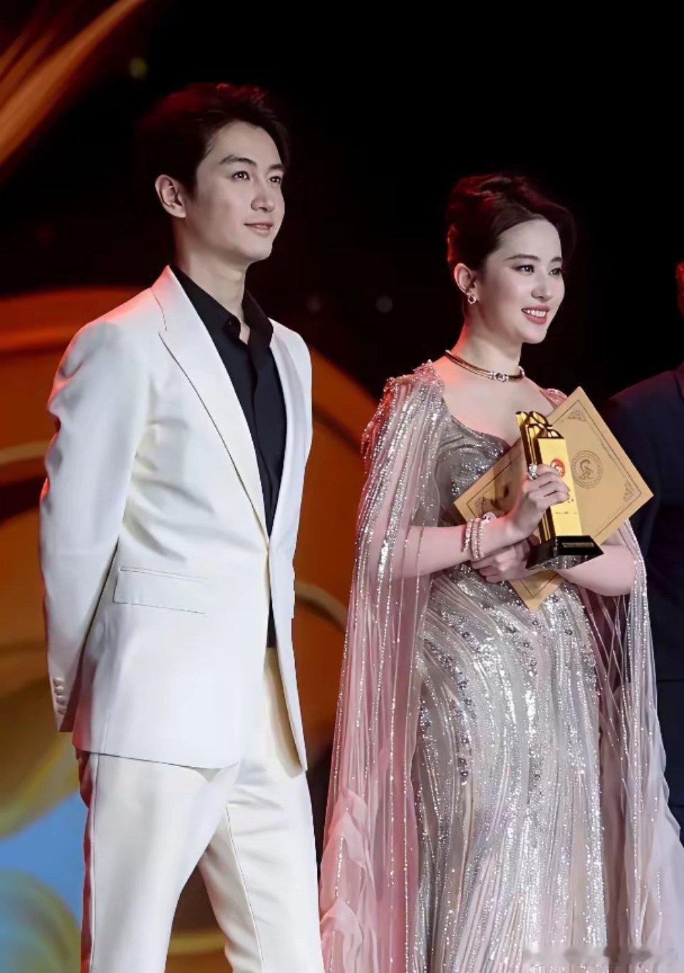 2021年，刘亦菲不解地问陈晓：“你老婆怎么天天来探班？ ”陈晓意味深长地说：“