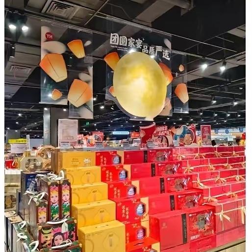 都说十五的月饼十六元，
节后月饼该贱卖，
今天逛超市才发现，根本没捡漏的机会。