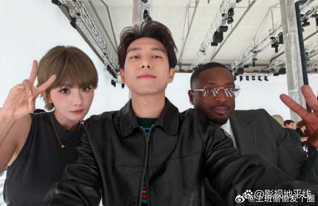 22日，李现晒米兰时装周和杨幂、韦德合照，“也是将公费追星坐实了”，透露韦德人特