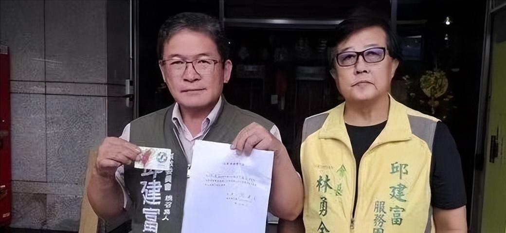 邱建富9日亲自到民进党彰化县党部递交退党书，结束近40年党龄。他直言"现在的民进