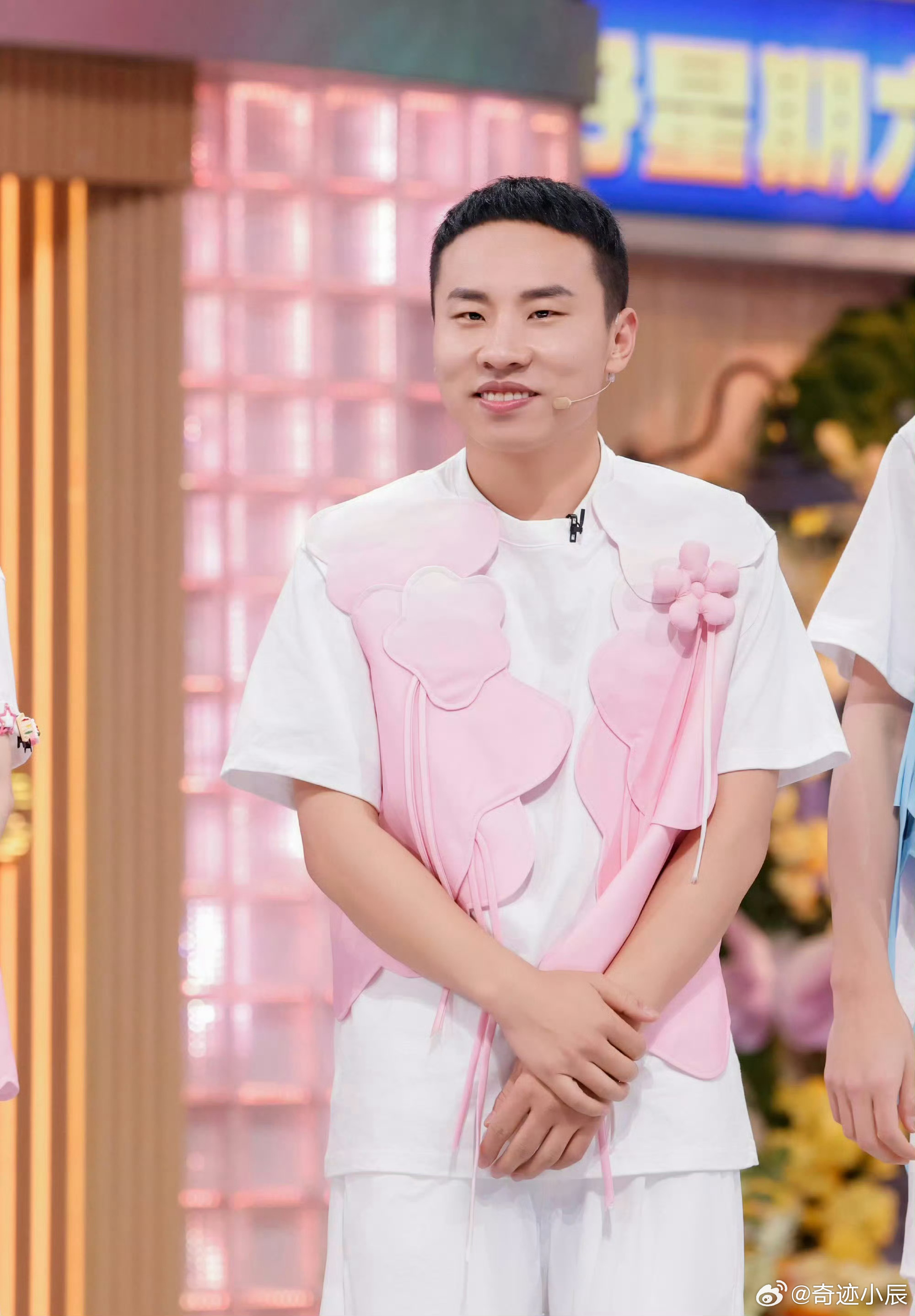 王传君把徐志胜一撮毛扯下来了周五晚高疯谁能想到游戏互揪鬓角，王传君竟对徐志胜头发