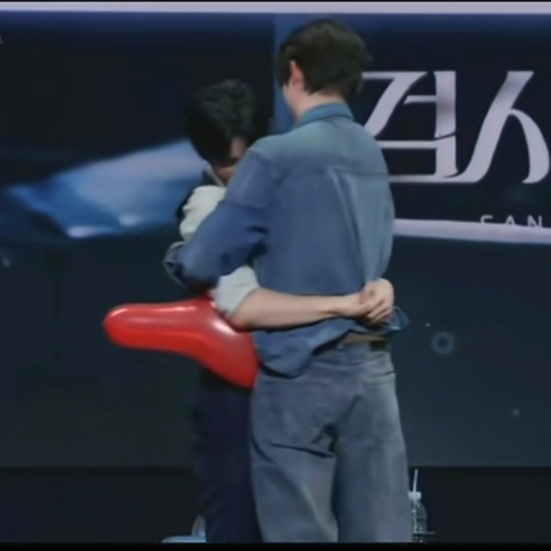 啊啊啊啊啊啊笑得好难受，一对比我们家的几把气球也没那么糟糕了，刚刚刷到别人家的更