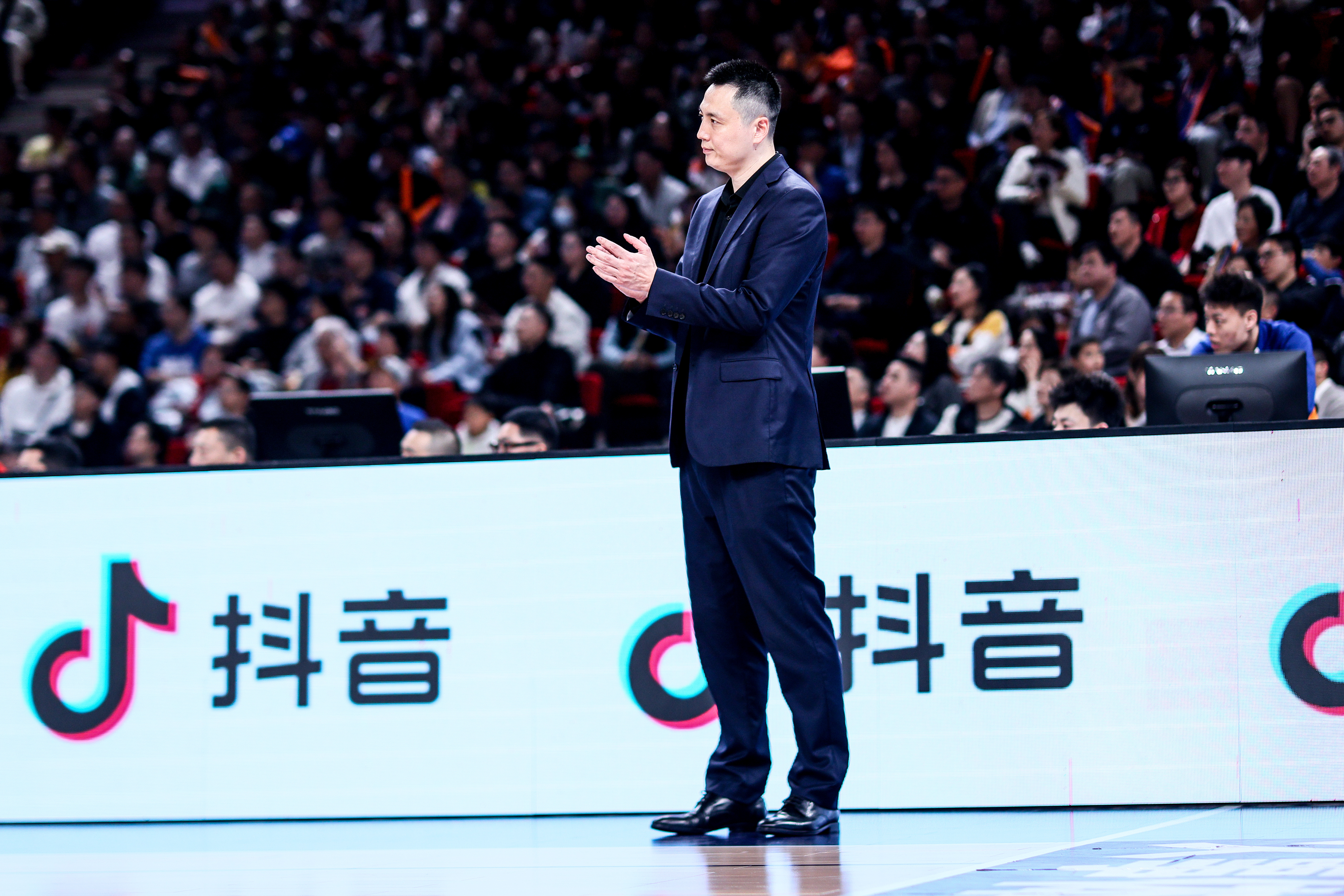 客场战胜北京队那天赛后，是这赛季见到卢伟指导最开心的一天，很多情况下，都很难从他