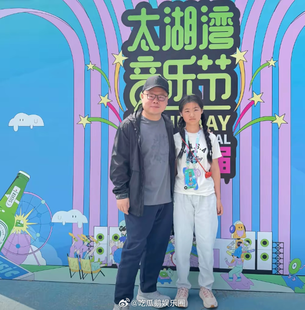岳云鹏五一带女儿工作，13岁麓一大脸盘却不胖，不算漂亮但很讨喜 ​​​