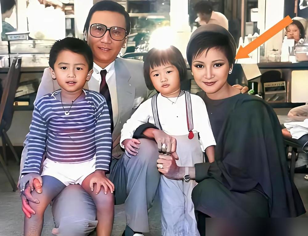 王菲穿平底鞋，谢霆锋厚底鞋却矮她一截！这视觉冲击，你信官方174.5吗？
 
2