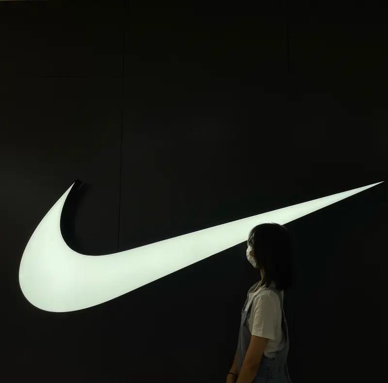 “NIKE现在都没人穿了吗？”原价899元，几个月后变成429元，奥特莱斯的货架