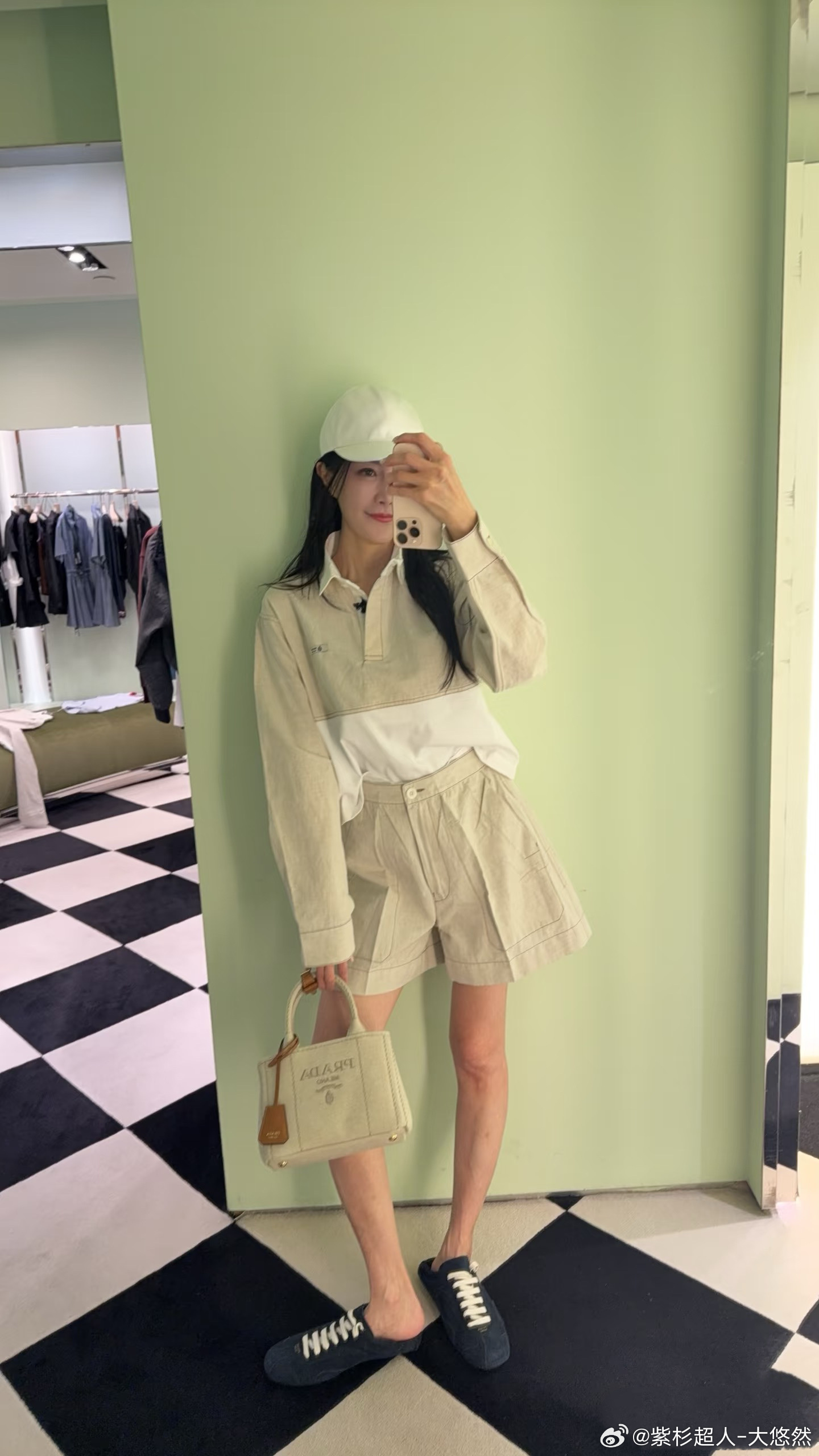 Prada Polo衫➕短裤 采用亚麻+棉质拼接，浅米色+白色撞色设计，简约又有