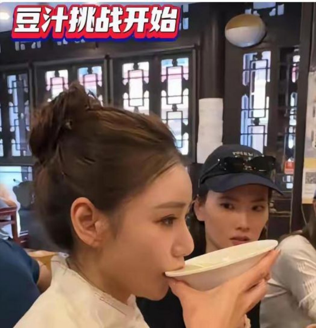 马筱梅挑战喝北京豆浆，她眼睛都不眨一下，一口气喝完一大碗，表态自己适应北京，完全