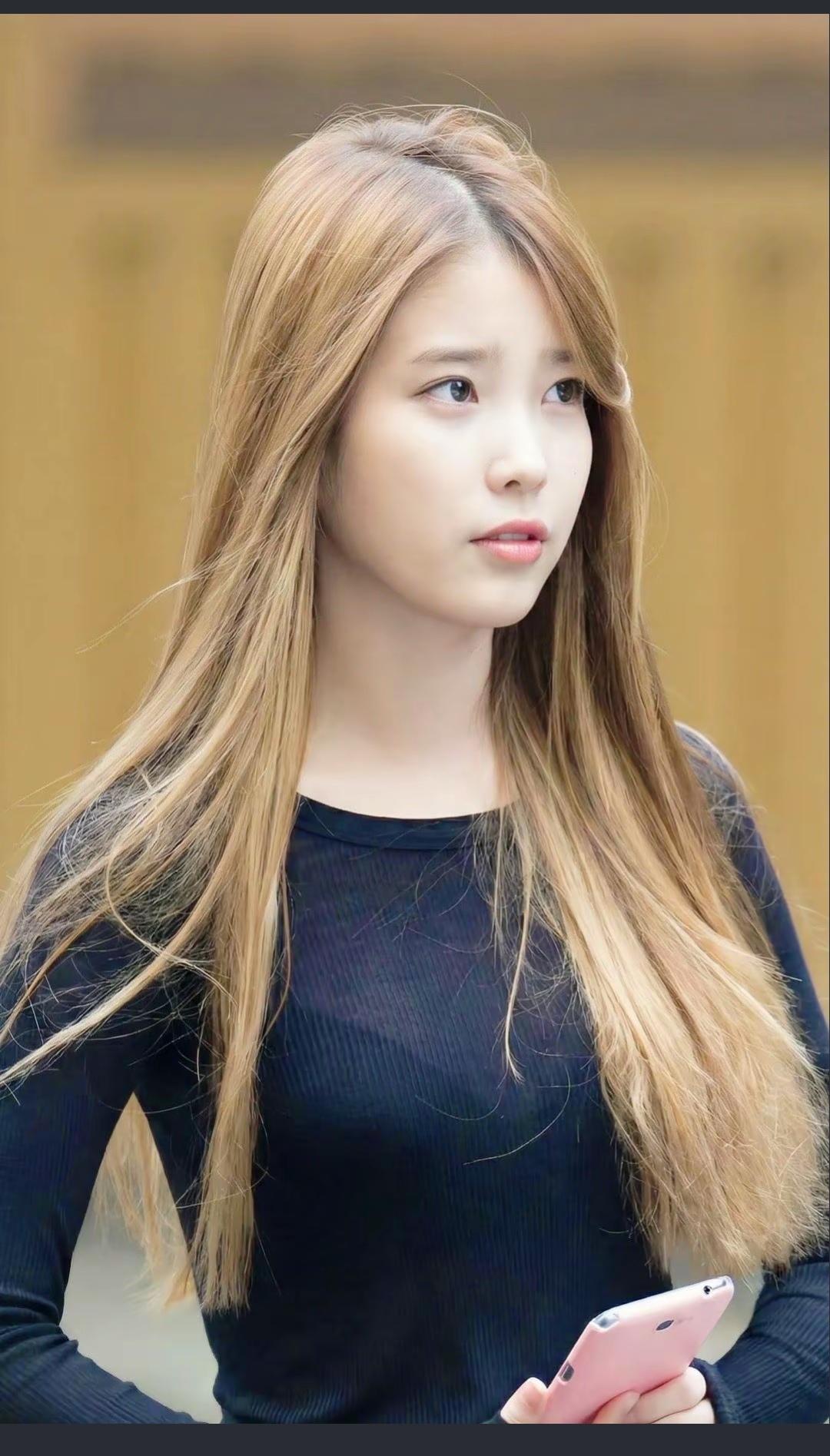 元气少女，长发飘飘，手持粉色手机，甜美动人。