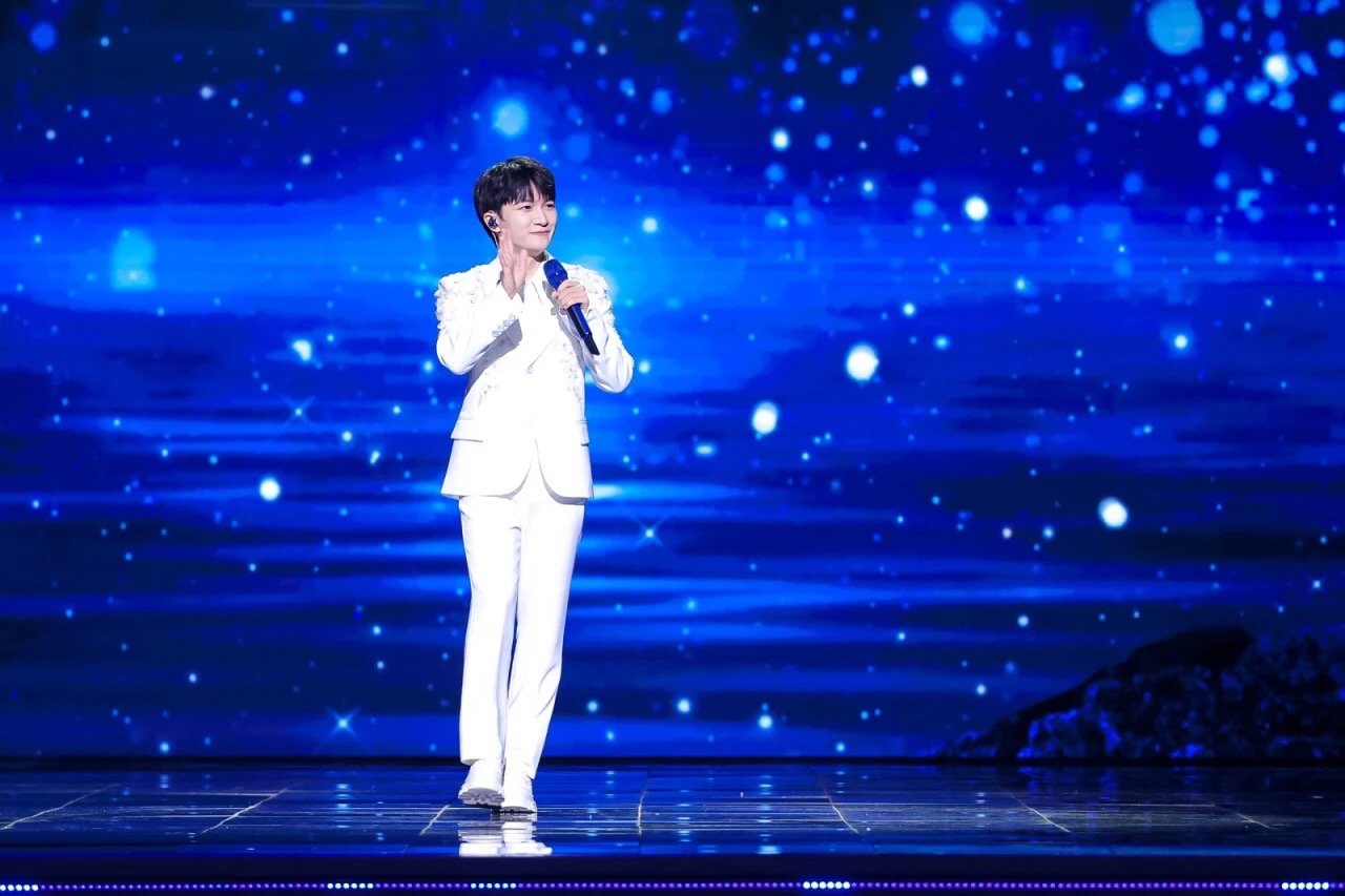 #周深[超话]# [音乐]#周深大湾区电影音乐会粤语演唱# 【周深｜“湾区升明月