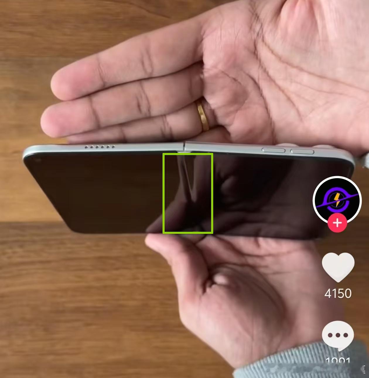 曝iPhoneUltra无折痕失败 如果视频里是真机的话，折痕翻车无疑。按理说果
