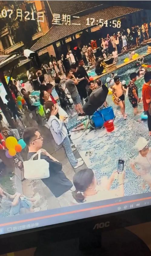 太惊险了！浙江温州乐清某高档小区内，一名9岁男童因好奇触碰了那台吐泡泡的机器，竟