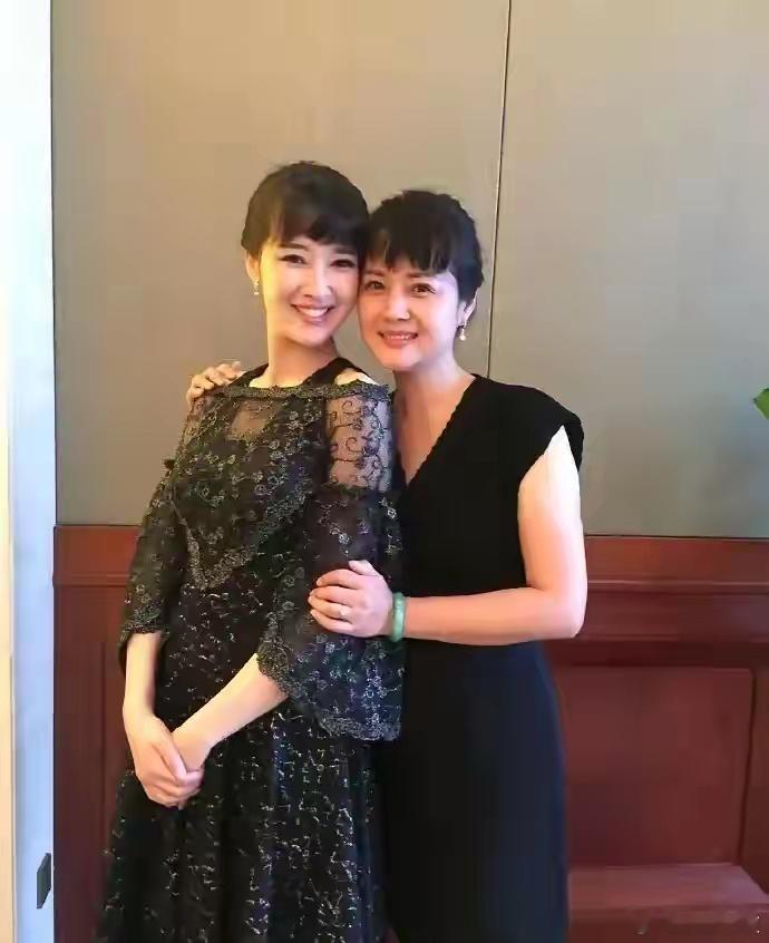 女儿虽然好看但不惊艳，妈妈是倾城容貌，女人看了都惊叹。气质一般女人比不了，独特温