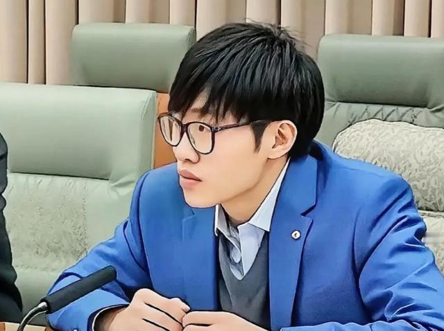 本以为国内科技圈终于出了能打破美国垄断的真正强者。可没想到，梁文锋带着他的 De