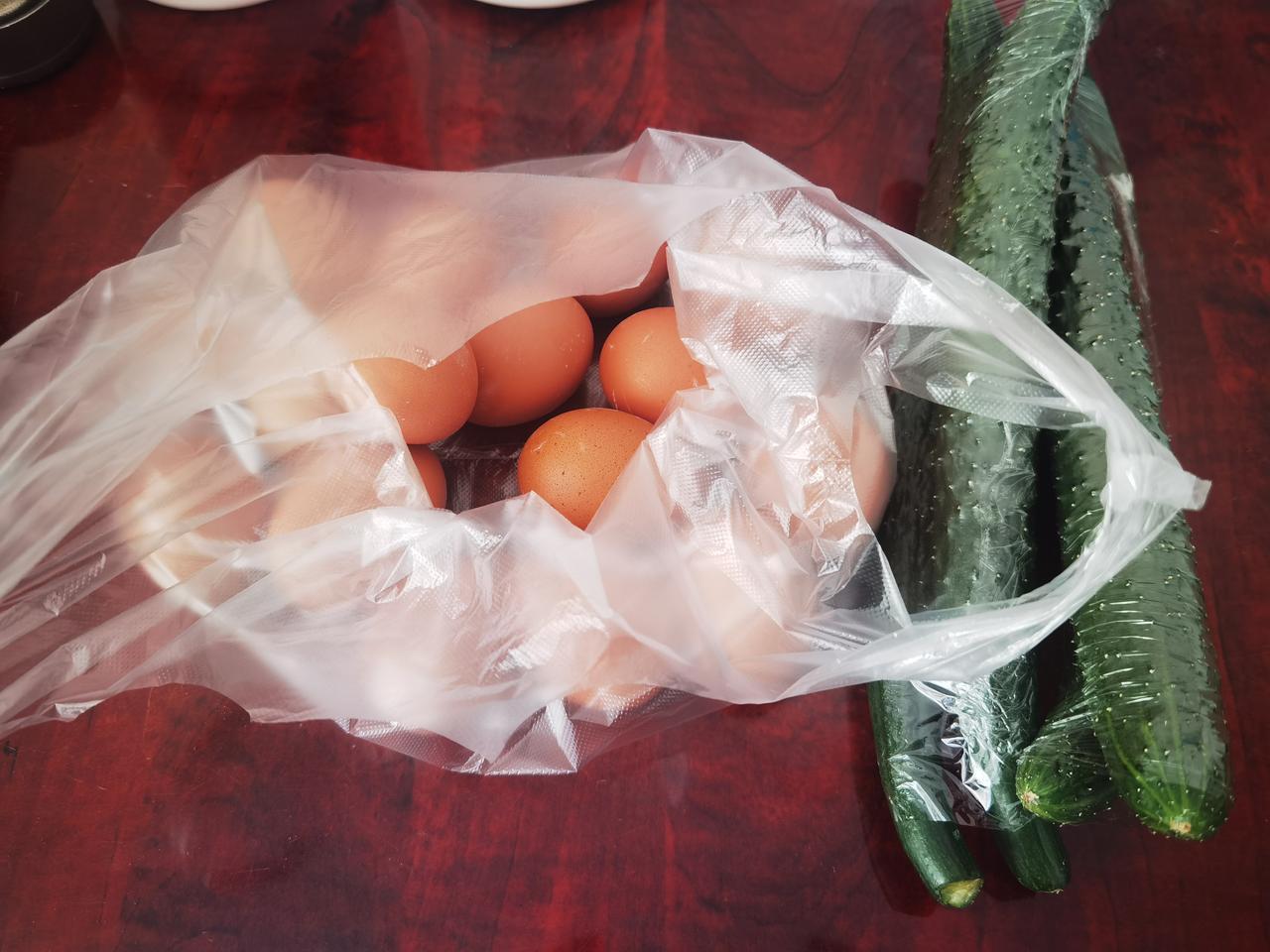 为了减肥，拼了！
这样，又省钱，又能减肥，多好。
花了10元整，买了四根黄瓜，1