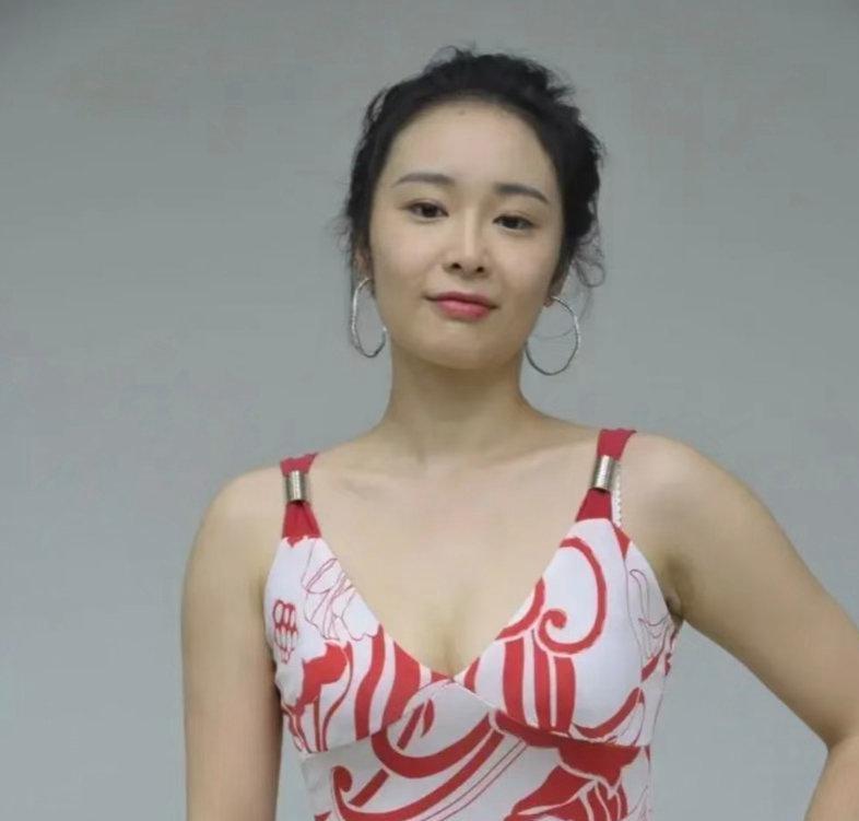 高叶早期旧照曝光，大家觉得颜值如何？
 
还没有“大嫂”的成熟气场，青涩质朴，自
