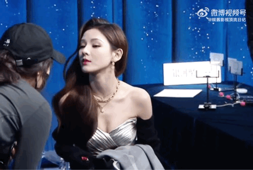 张予曦对视听工作人员说话 张予曦对视听工作人员说话，脸和身材都鲨我！！！ 