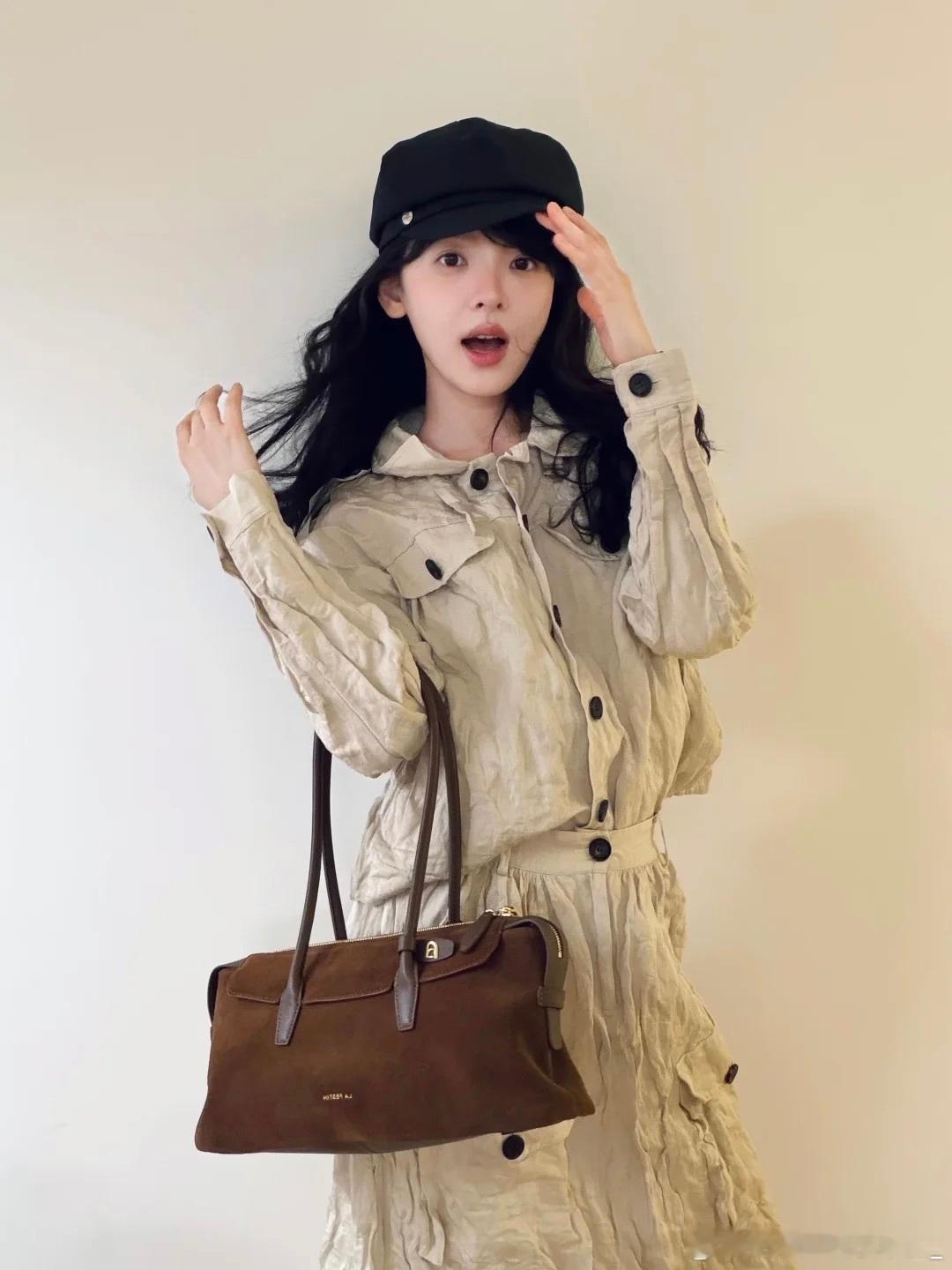 章若楠[超话]  zrn章若楠百丽品牌代言人你的眼像是一望无际的星辰，一定是在你
