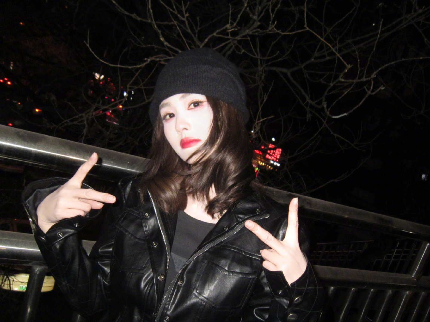 白鹿皮衣冷帽造型 白鹿夜晚街头随拍，皮衣冷帽造型又美又飒，今晚继续看李佩仪白鹿今