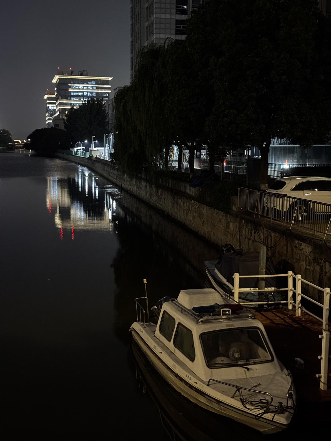 有人拍过夜景照片吗拿出来晒一晒夜晚的河岸，静谧而美丽，灯光倒映在水面上，仿佛置身